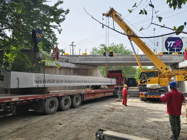 ·½¼Ò´åÁ¢½»Í¨ÐÐÄÜÁ¦ÌáÉý¹¤³ÌAÔѵÀÇÅÈ«·ùÔ¤ÖÆ°åÁº¼ÜÉèÍê³É (3).jpg